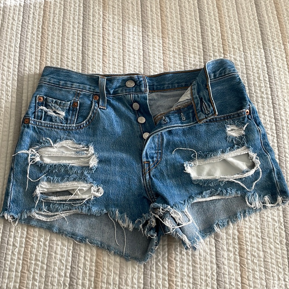 Gently used 501 levi shorts size 27